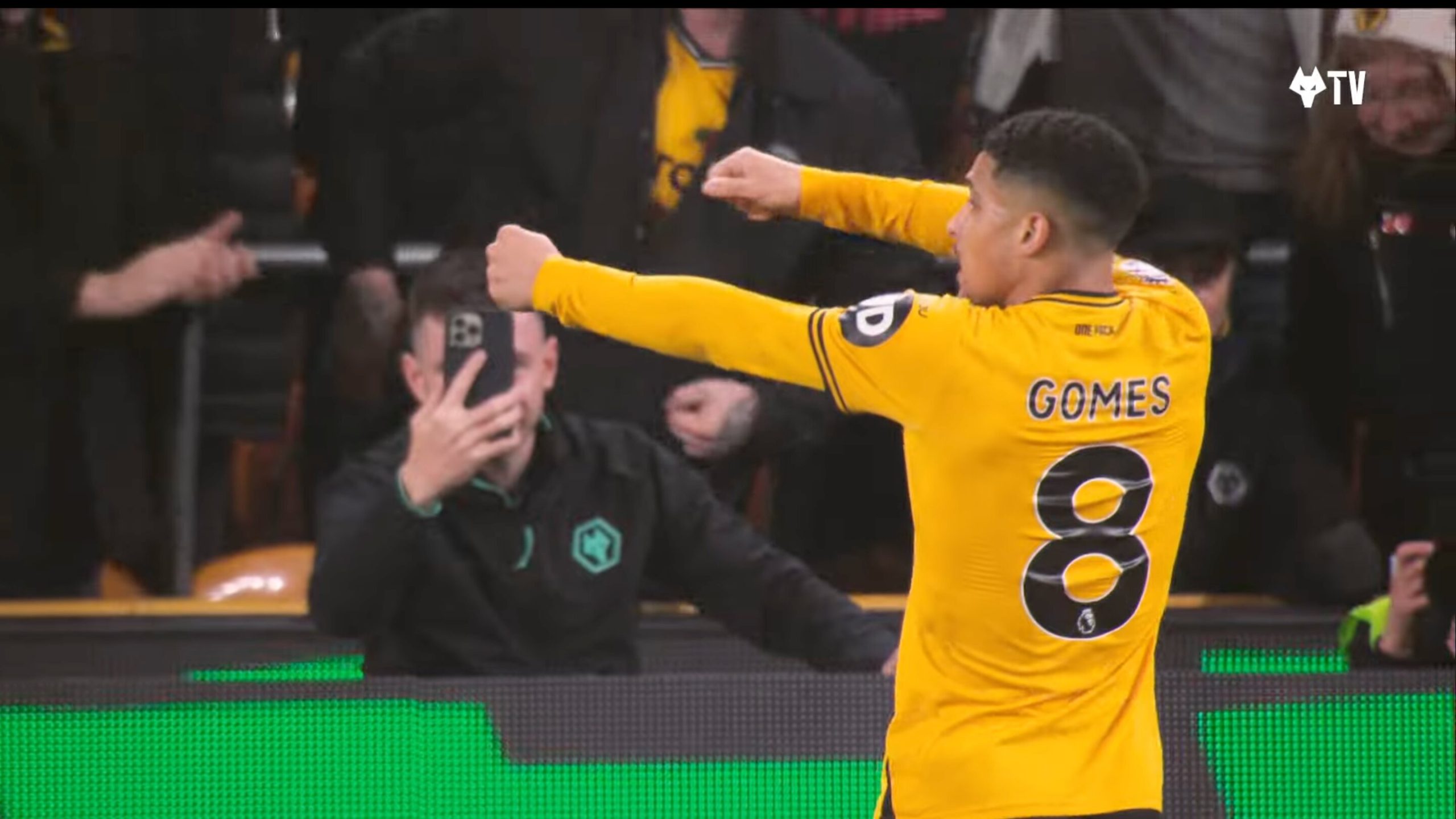 Vai Trò Của Cộng Đồng Hâm Mộ Wolves FC VN